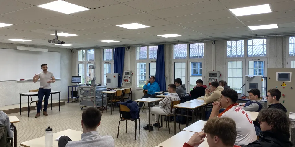 Un ancien étudiant parle à la promotion 2022-2023 ...