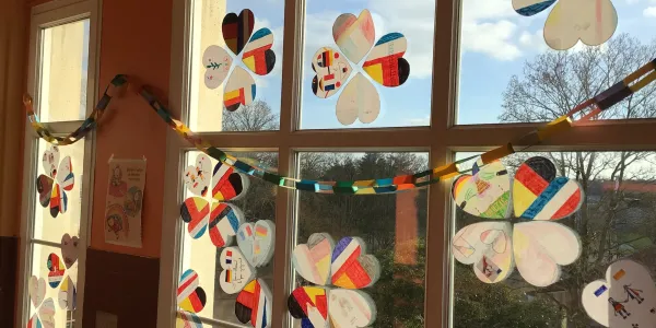 visuel Les CM2 avec le cœur, avec des fleurs …