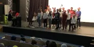 Les collégiens chantent au marché de Noel de l'école